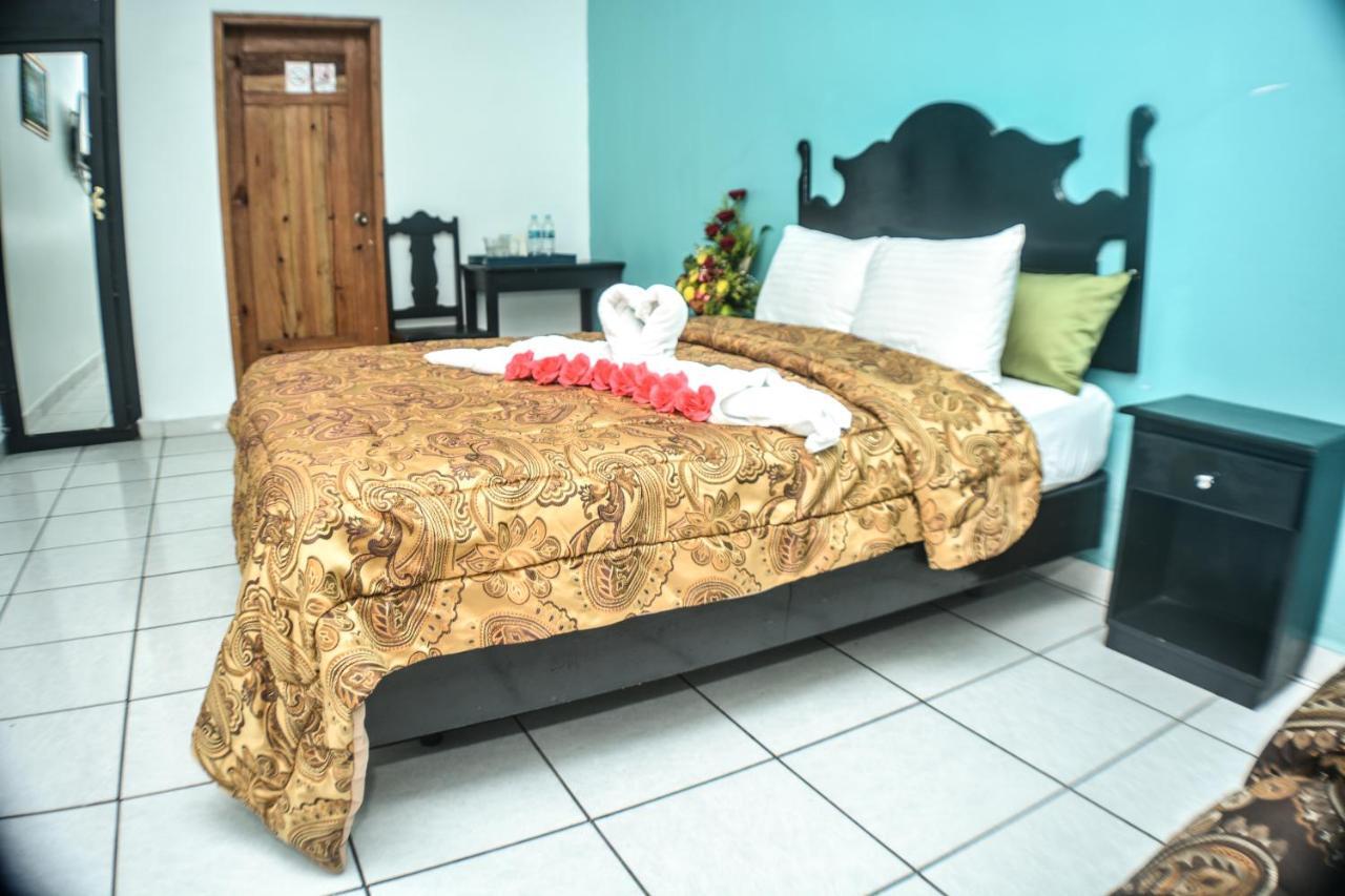 Uw Oasis Hotel La Ceiba Kültér fotó